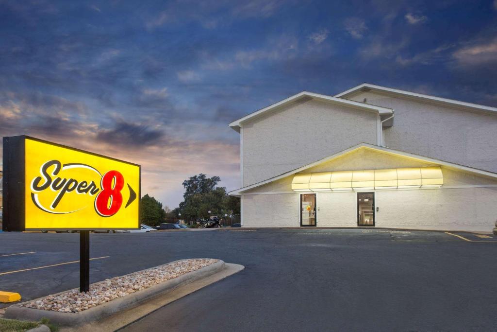 Super 8 by Wyndham Columbus Airport Main image 1